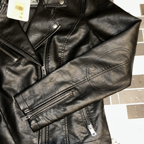 Levi's The Classic Faux Leather Moto Jacket - Picture 10 of 13